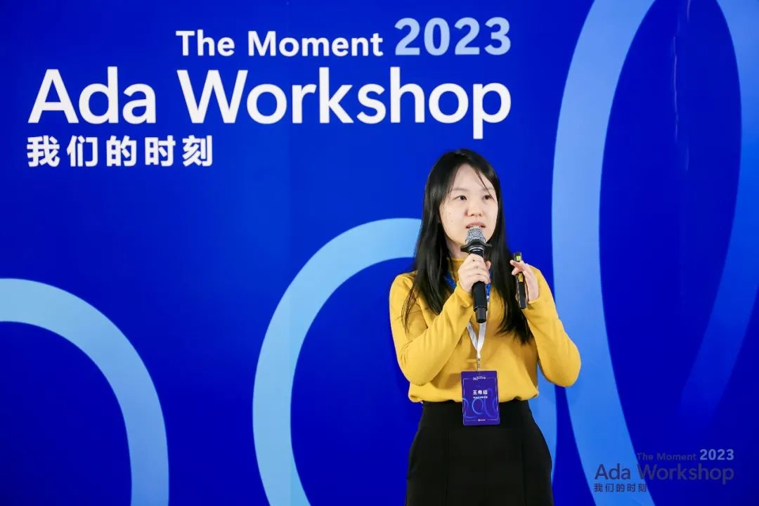 在微软亚洲研究院举办的 Ada Workshop 2023 活动现场，王希廷与同学们进行分享